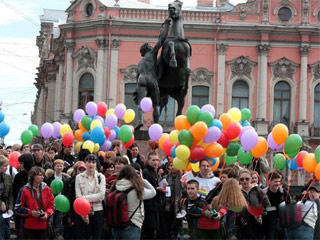 Photo: crowd with rainbow balloons
